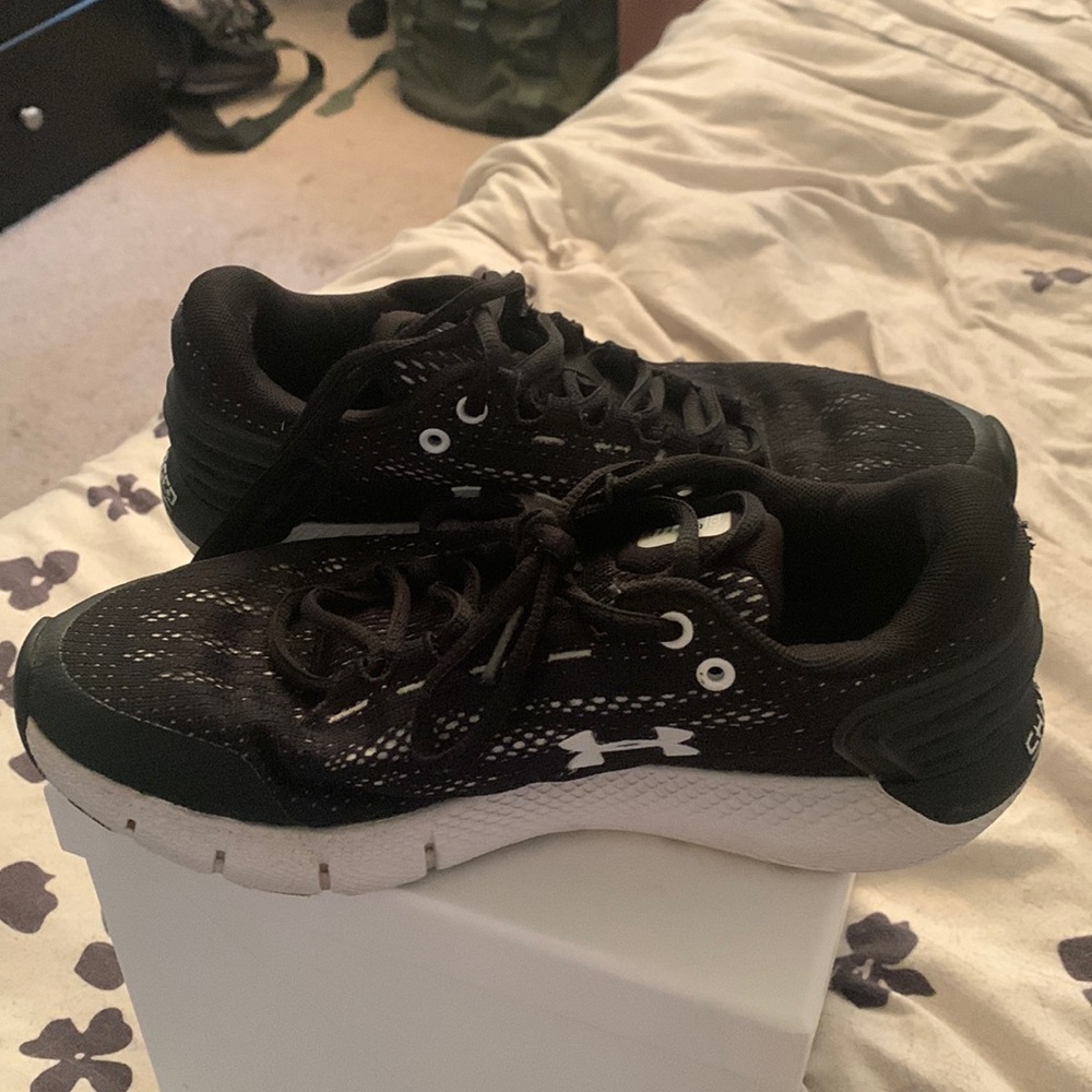 Black and white size 6 under armor athletic shoes